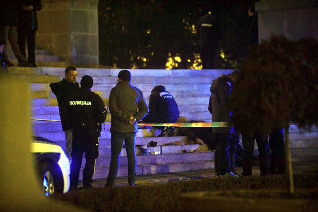 
Детаљи самоубиства у центру Београда: У џепу мушкарца који се упуцао пронађена ДОКУМЕНТА - ево шта пише у њима!
